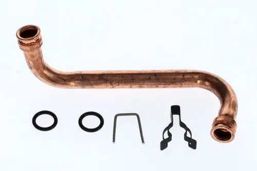 Kupferrohr mit gebogenem Design, drei Dichtungsringen, einem Metallclip und einer Halterung. Bestandteil einer Bosch-Kühlanlage für Wasserleitungssysteme.